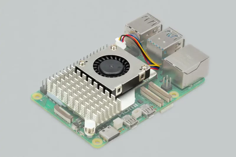 Одноплатный компьютер Raspberry Pi 5 с установленным активным кулером: алюминиевый радиатор с компактным вентилятором, подключённым к разъёму на плате
