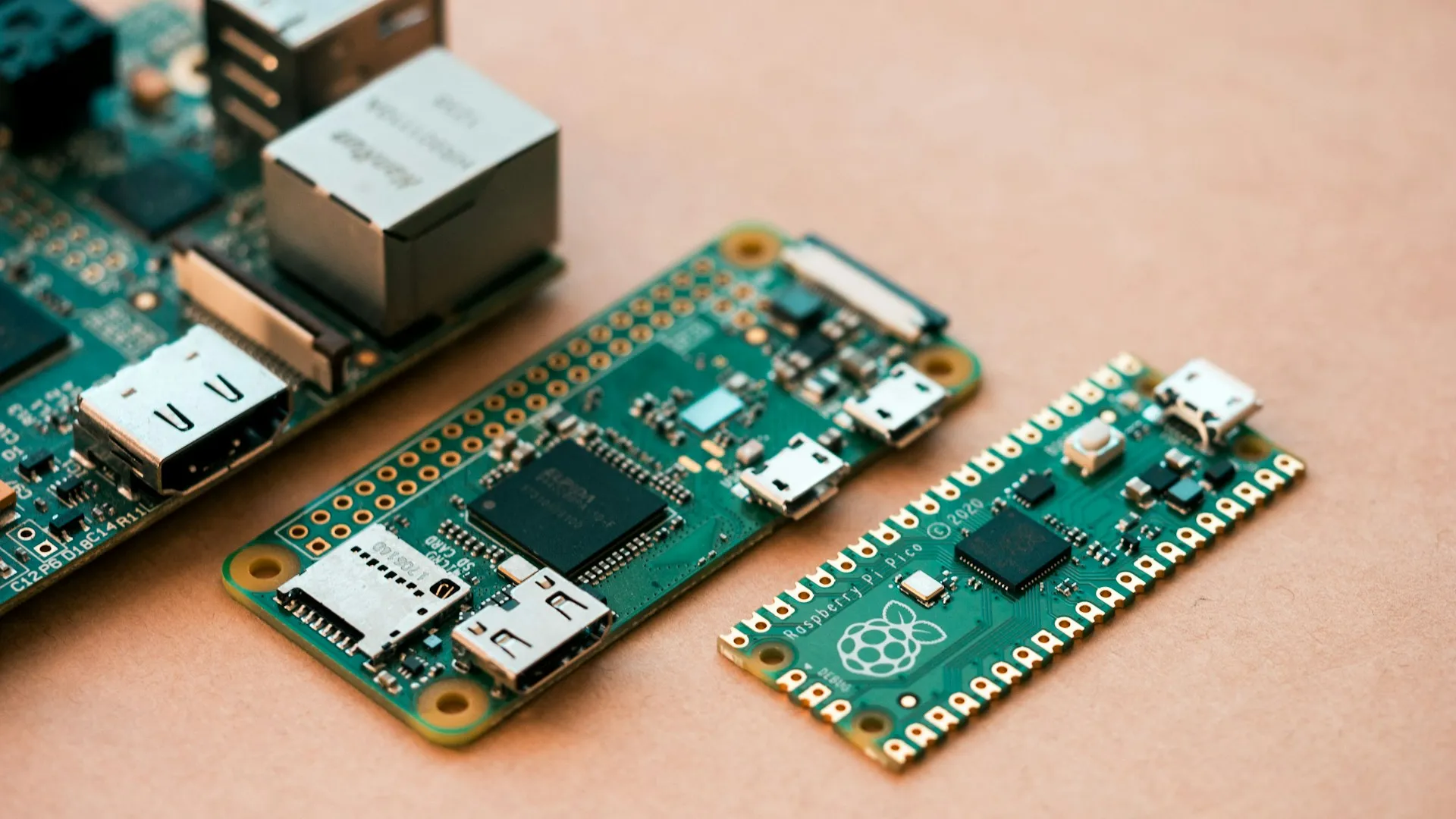 Крупный план разных моделей Raspberry Pi