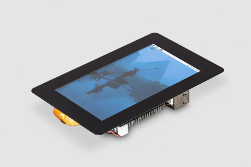Сенсорный дисплей Raspberry Pi Touch Display с подключённым Raspberry Pi